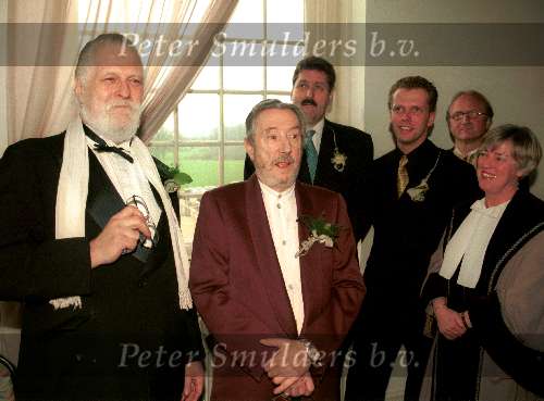 Albert Mol
tijdens hun trouwen op 16 maart 1998
Overleden 9 maart 2004
Henk Krol op achtergrond met vriend