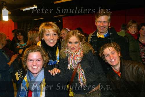 Hilversum 6 maart 2004
Idols Idols in studio 22.Alice met broer en familie
De 10 finalisten  .