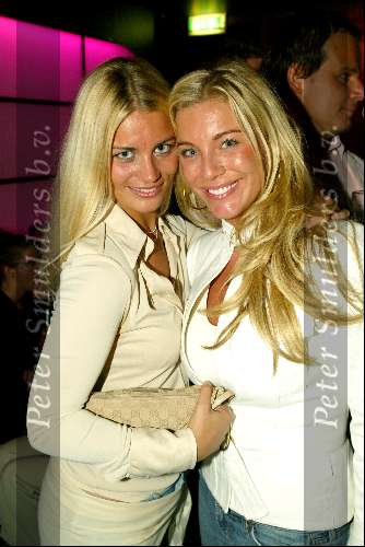 Amsterdam 3 maart 2004
Presentatie nieuw magazine Jacky in Jimmy Woo.
Angela Kluivert en de ex-vriendin van Dani