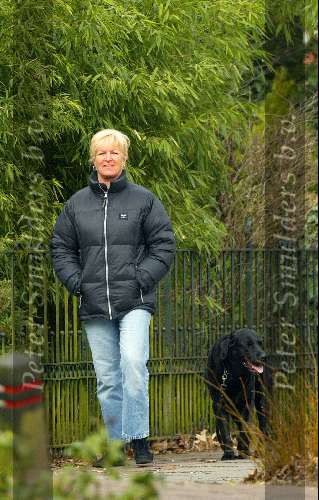 Blaricum 11 maart 2004
Anita Meijer met hond (labrador) aan het wandelen