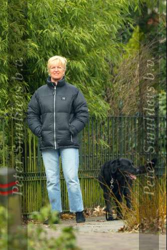 Blaricum 11 maart 2004
Anita Meijer met hond (labrador) aan het wandelen
