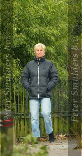 Blaricum 11 maart 2004
Anita Meijer met hond (labrador) aan het wandelen
