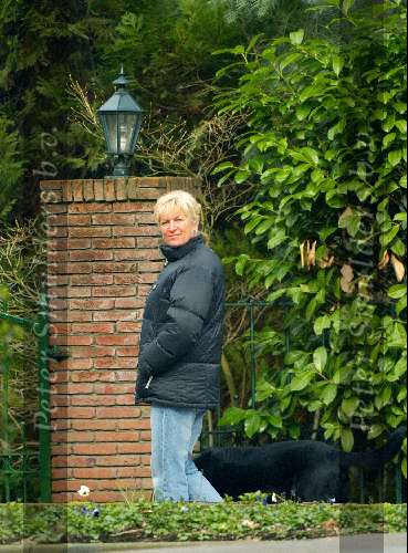 Blaricum 11 maart 2004
Anita Meijer met hond (labrador) aan het wandelen