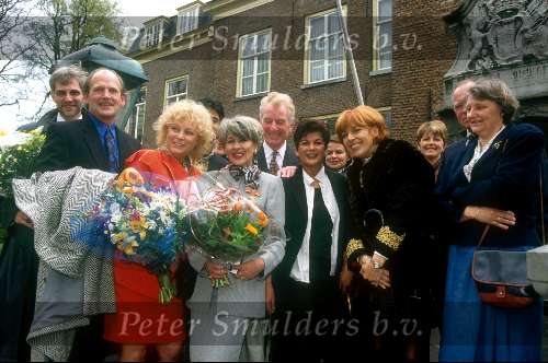 29 April 1997
Koninklijke onderscheiding voor Anneke Gronloh
Hier samen met o.a.  Connie Vink Trea Dobbs Herman Emmink e.a.