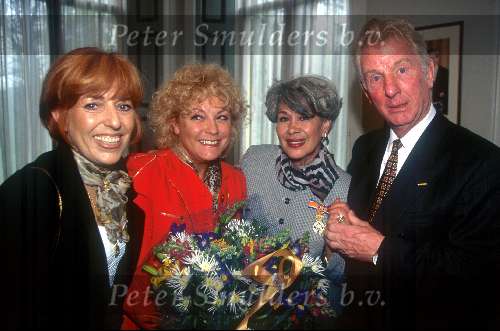 29 April 1997
Koninklijke onderscheiding voor Anneke Gronloh
Hier samen met o.a. Connie Vink Trea Dobbs Herman Emmink