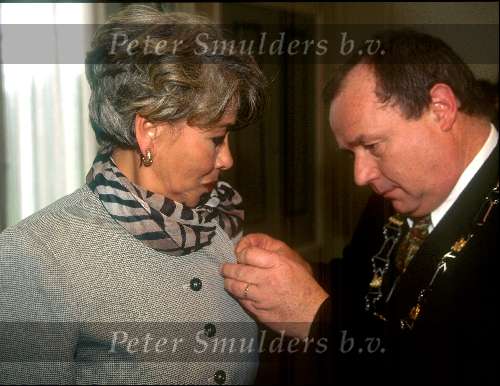 29 April 1997
Koninklijke onderscheiding voor Anneke Gronloh
Hier samen met de burgemeester van haar woonplaats