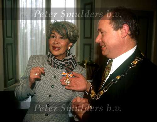 29 April 1997
Koninklijke onderscheiding voor Anneke Gronloh
Hier samen met de burgemeester van haar woonplaats