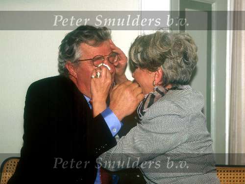 29 April 1997
Koninklijke onderscheiding voor Anneke Gronloh
Hier samen met haar man wim Jaap v d Laan hevig geemotioneerd