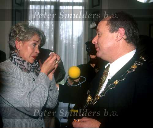 29 April 1997
Koninklijke onderscheiding voor Anneke Gronloh
Hier samen met de burgemeester van haar woonplaats