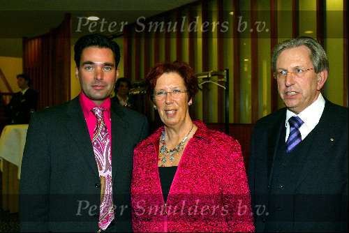 Amsterdam 14 maart 2004
Modeshow Paul Schulten in het Okura hotel.
Annemarie Jorritsma met man en Paul Schulten