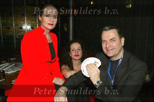 Amsterdam 3 maart 2004
Presentatie nieuw magazine Jacky in Jimmy Woo.
Ans Marcus met Siegried Marcus en een goochelaar