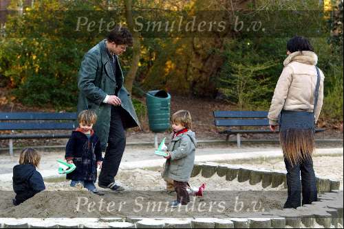 Amsterdam 13 maart 2004
Beau v Erven Dorens met zijn kinderen Bram Thijn en Bobby in de zandbak in het sarphatipark.