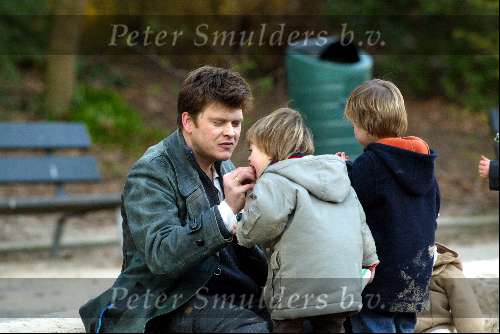 Amsterdam 13 maart 2004
Beau v Erven Dorens met zijn kinderen Bram Thijn en Bobby in de zandbak in het sarphatipark.
