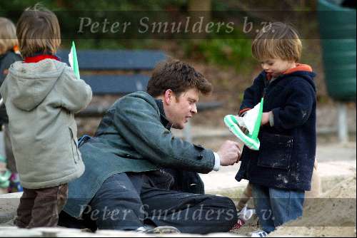 Amsterdam 13 maart 2004
Beau v Erven Dorens met zijn kinderen Bram Thijn en Bobby in de zandbak in het sarphatipark.