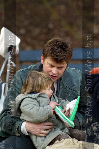Amsterdam 13 maart 2004
Beau v Erven Dorens met zijn kinderen Bram Thijn en Bobby in de zandbak in het sarphatipark.