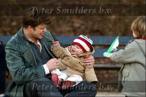 Amsterdam 13 maart 2004
Beau v Erven Dorens met zijn kinderen Bram Thijn en Bobby in de zandbak in het sarphatipark.