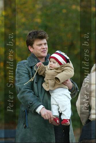 Amsterdam 13 maart 2004
Beau v Erven Dorens met zijn kinderen Bram Thijn en Bobby in de zandbak in het sarphatipark.