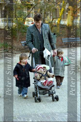 Amsterdam 13 maart 2004
Beau v Erven Dorens met zijn kinderen Bram Thijn en Bobby in de zandbak in het sarphatipark.