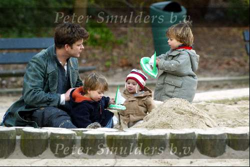Amsterdam 13 maart 2004
Beau v Erven Dorens met zijn kinderen Bram Thijn en Bobby in de zandbak in het sarphatipark.
