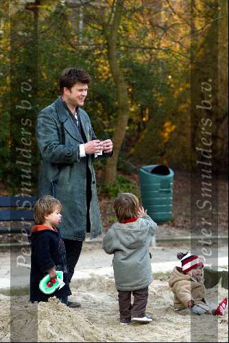 Amsterdam 13 maart 2004
Beau v Erven Dorens met zijn kinderen Bram Thijn en Bobby in de zandbak in het sarphatipark.