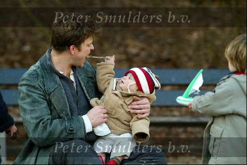 Amsterdam 13 maart 2004
Beau v Erven Dorens met zijn kinderen Bram Thijn en Bobby in de zandbak in het sarphatipark.