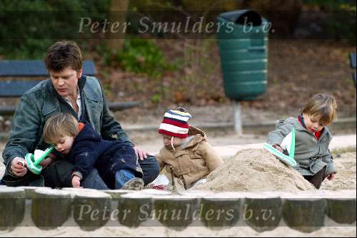 Amsterdam 13 maart 2004
Beau v Erven Dorens met zijn kinderen Bram Thijn en Bobby in de zandbak in het sarphatipark.