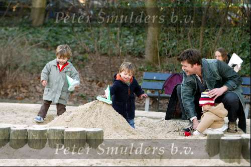 Amsterdam 13 maart 2004
Beau v Erven Dorens met zijn kinderen Bram Thijn en Bobby in de zandbak in het sarphatipark.