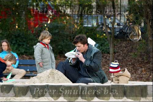 Amsterdam 13 maart 2004
Beau v Erven Dorens met zijn kinderen Bram Thijn en Bobby in de zandbak in het sarphatipark.
