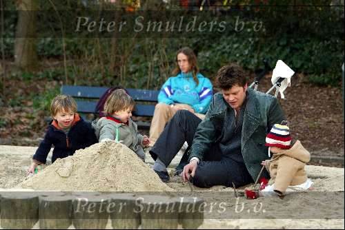 Amsterdam 13 maart 2004
Beau v Erven Dorens met zijn kinderen Bram Thijn en Bobby in de zandbak in het sarphatipark.