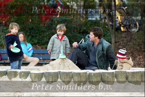 Amsterdam 13 maart 2004
Beau v Erven Dorens met zijn kinderen Bram Thijn en Bobby in de zandbak in het sarphatipark.