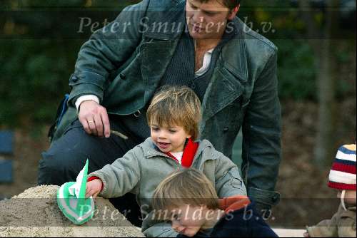 Amsterdam 13 maart 2004
Beau v Erven Dorens met zijn kinderen Bram Thijn en Bobby in de zandbak in het sarphatipark.