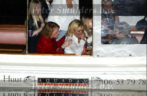 Amsterdam 30 maart 2004
Surpriseparty Caroline Tensen huilend op boot