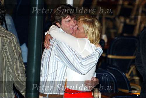 Amsterdam 30 maart 2004
Surpriseparty Caroline Tensen en vriend Peter Gallas kussend