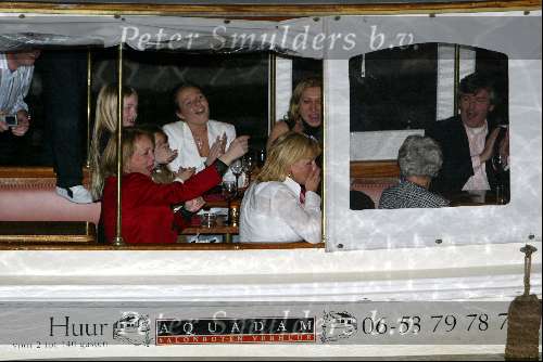 Amsterdam 30 maart 2004
Surpriseparty Caroline Tensen huilend op boot