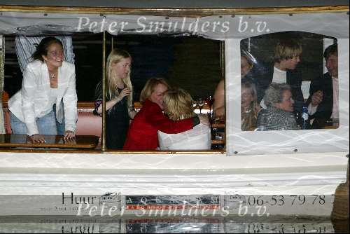 Amsterdam 30 maart 2004
Surpriseparty Caroline Tensen huilend op boot