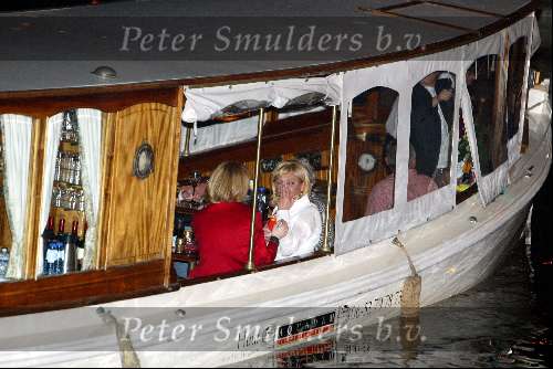Amsterdam 30 maart 2004
Surpriseparty Caroline Tensen huilend op boot