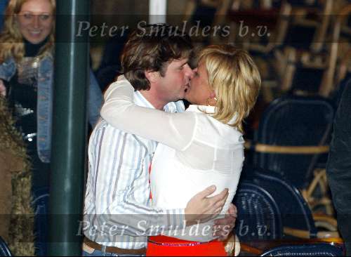 Amterdam 30 maart 2004
Surpriseparty Caroline Tensen Kussend Met Peter Gallas