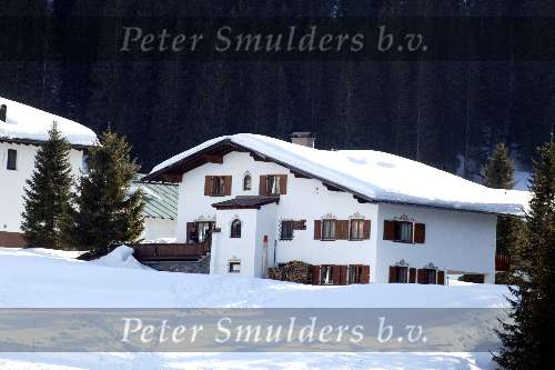 Lech 17 maart 2004
Prinses Maxima, Prins Willem Alexander en  Prinses Amalia   in Lech.  Het Chalet waar ze hun wintersportvakantie hebben gehouden
Sneeuw