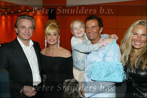 Amstelveen 27 maart 2004
Presentatie nieuwe Powerplate bij special sports.
Connie Breukhoven met Hans Breukhoven met Guus v d Meer en vrouw en dochter