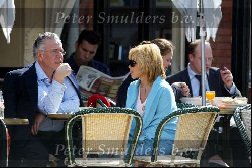 Amsterdam 30 maart 2004
Connie Breukhoven met een man op terras bij Joffers