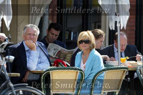Amsterdam 30 maart 2004
Connie Breukhoven met een man op terras bij Joffers