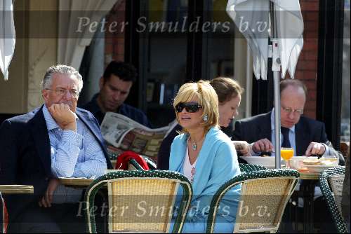 Amsterdam 30 maart 2004
Connie Breukhoven met een man op terras bij Joffers