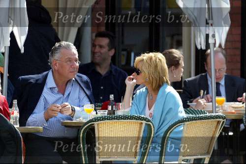 Amsterdam 30 maart 2004
Connie Breukhoven met een man op terras bij Joffers