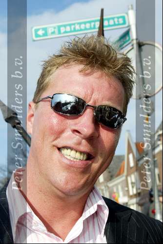 Muiden 29 maart 2003
Presentatie dvd Gerard Joling bij Cafe ome Ko in Muiden.
DJ Dave Heijneman met zonnebril