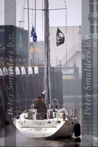 Scheveningen 6 maart 2004
Dinand Woesthoff op zijn zeilboot.  Met doodskop teken
Eenzaam na het overlijden van zijn vrouw Guusje Nederhorst