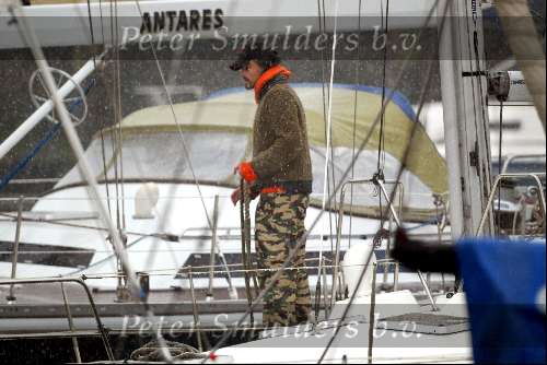 Scheveningen 6 maart 2004
Dinand Woesthoff op zijn zeilboot.
Eenzaam na het overlijden van zijn vrouw Guusje Nederhorst