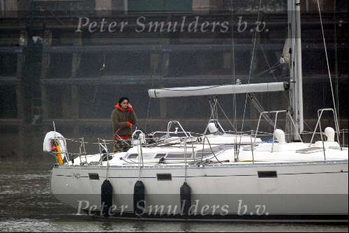 Scheveningen 6 maart 2004
Dinand Woesthoff op zijn zeilboot.
Eenzaam na het overlijden van zijn vrouw Guusje Nederhorst