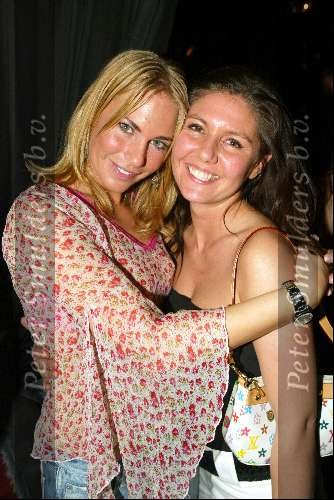 Amsterdam 3 maart 2004
Presentatie nieuw magazine Jacky in Jimmy Woo.
Ellekmieke  Vermolen en Josefine v Asdonk
