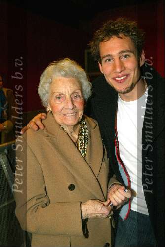 Hilversum 6 maart 2004
Idols in studio 22. Eric Idols met zijn oma
De 10 finalisten