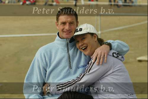 Barcelona, 16 april 2004
Ernie Brandts in zijn nieuwe land waar hij een nieuw bedrijf gaat starten Hier met zijn vriendin Amy Hoyer